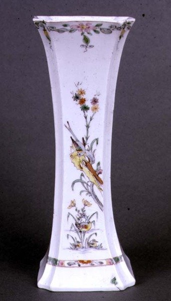 Worcester vase med utsvingt form malt i Kakiemon-farger, ca. 1750 (keramikk) av English School