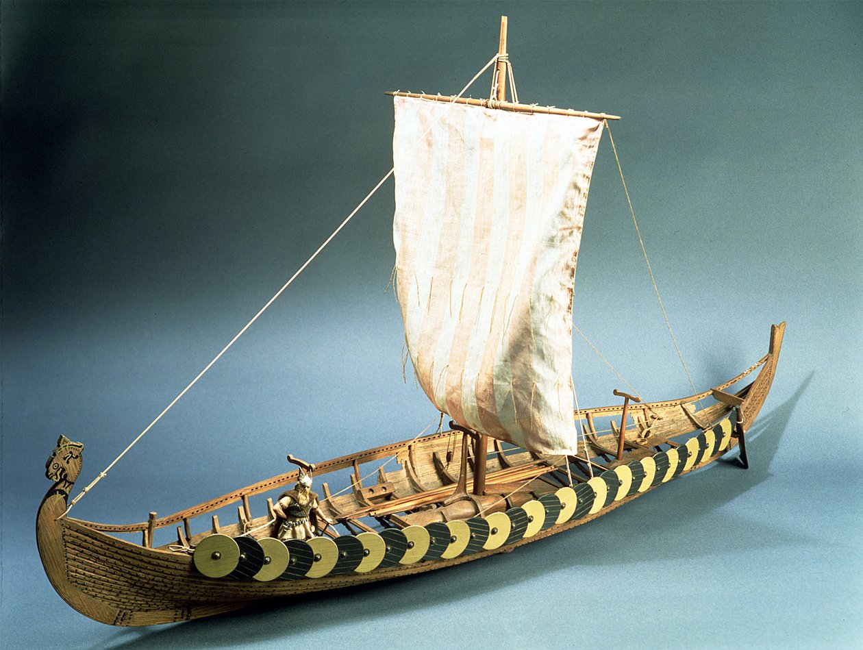 Rigget modell av et vikingskip funnet på Gokstad, Norge i 1880 (tre) av English School English School