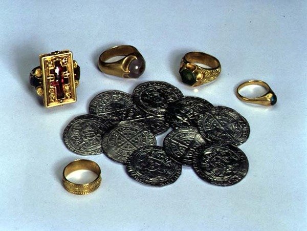 Ringer fra Thame Hoard og ti sølvgryn funnet i Themsen, terminaldato 1457 av English School English School