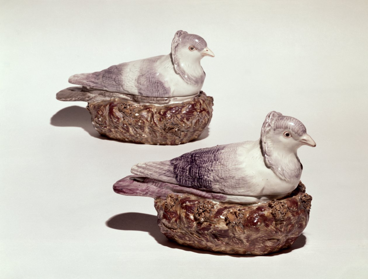 Et par Staffordshire keramikkterriner i form av duer, ca. 1790 (keramikk) av Enoch Wood