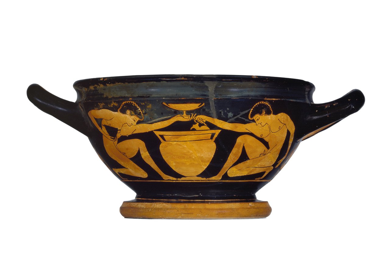 Loftskopp-skyphos med rød figur, dekorert med to nakne ungdommer som kneler ved et søylekrater, ca. 520-500 f.Kr. (keramikk) av Epiktetos