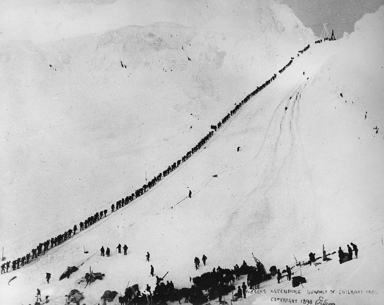 Packers bestiger toppen av Chilkoot Pass, fra "One Man