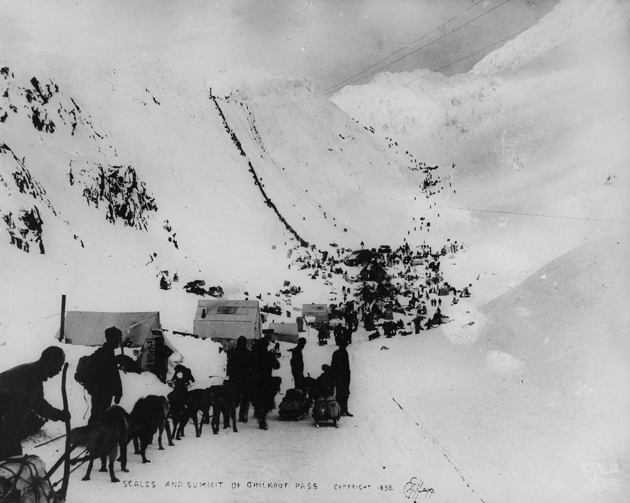 Skalaer og toppen av Chilkoot Pass, fra "One Man
