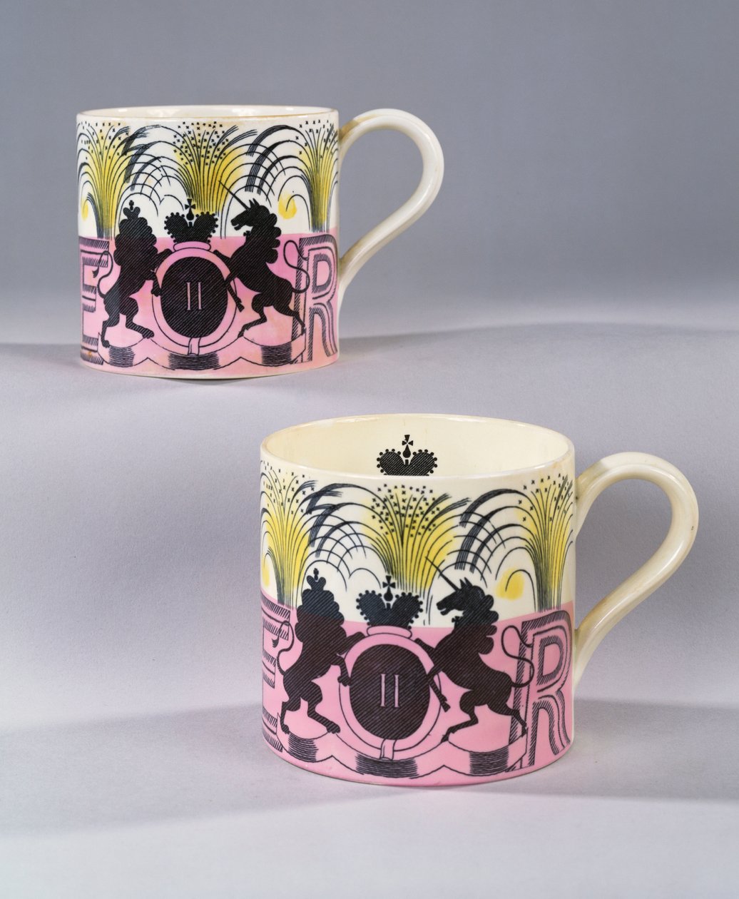 Et par Wedgewood-krus til minne om kroningen av Hennes Majestet Dronning Elizabeth II, 1953 av Eric Ravilious