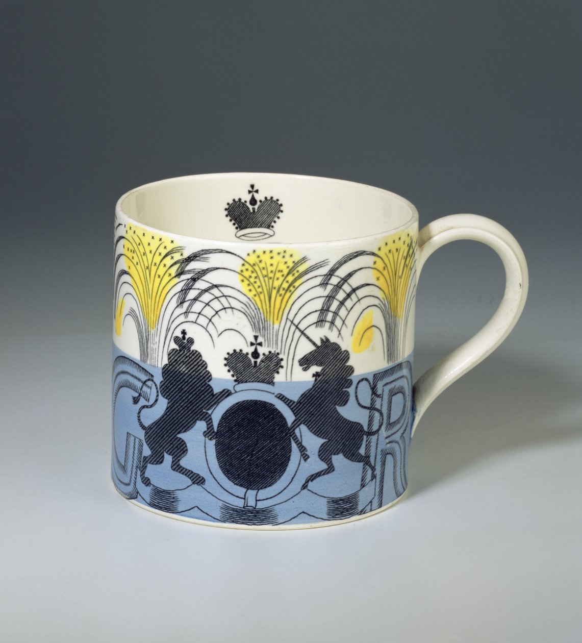 King George VI Coronation Mug, produsert av Josiah Wedgwood & Sons, 1937 (keramikk med overføringstrykt og malt mønster) av Eric Ravilious