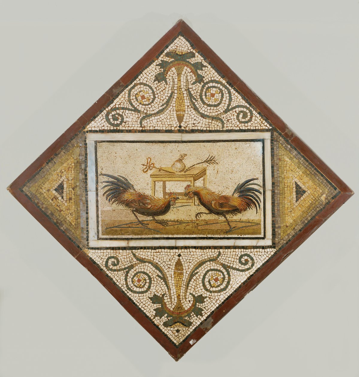 Haner slåss foran en liten mensa, et bord av Erich Lessing