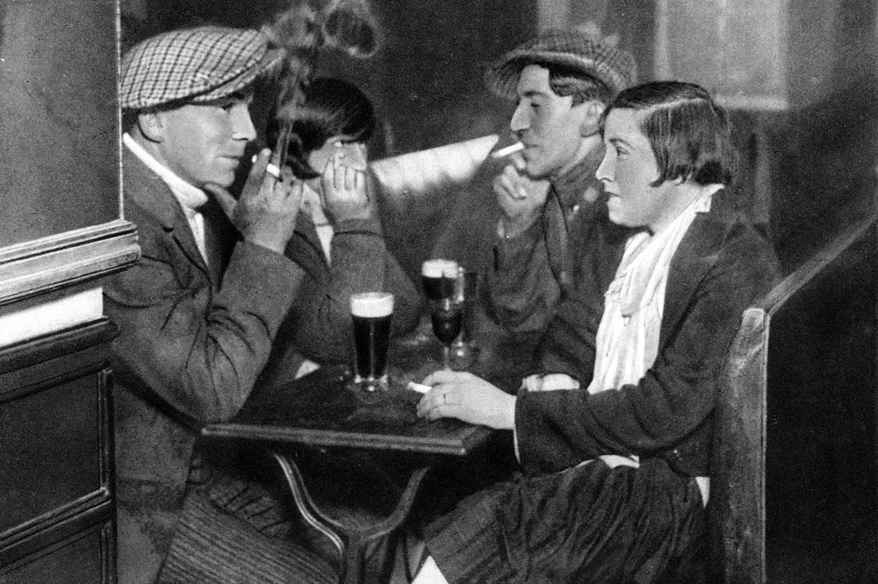 En foursome i en balmusette, Paris, 1931 av Ernest Flammarion