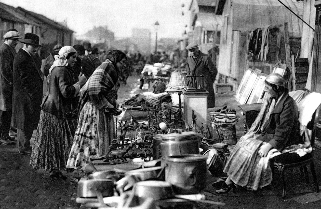 En utsikt over loppemarkedet ved inngangen til St Ouen, Paris, 1931 av Ernest Flammarion