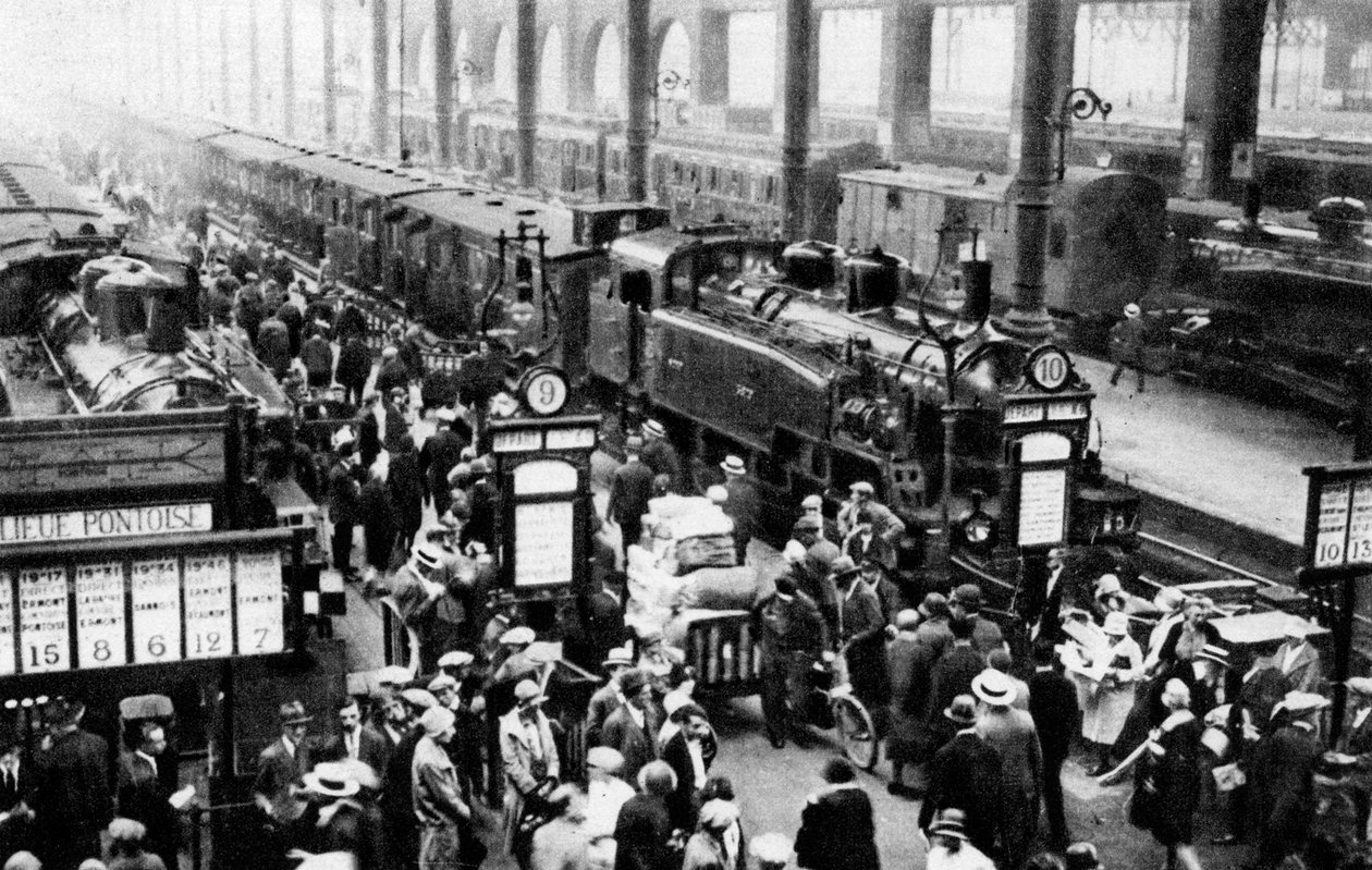 Ankomst av tog på North Station, Paris, 1931. av Ernest Flammarion