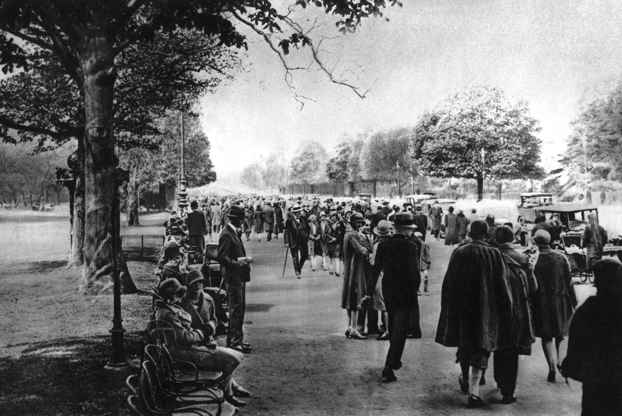 Avenue Foch som fører fra Etoile til Bois de Boulogne, Paris, 1931 av Ernest Flammarion