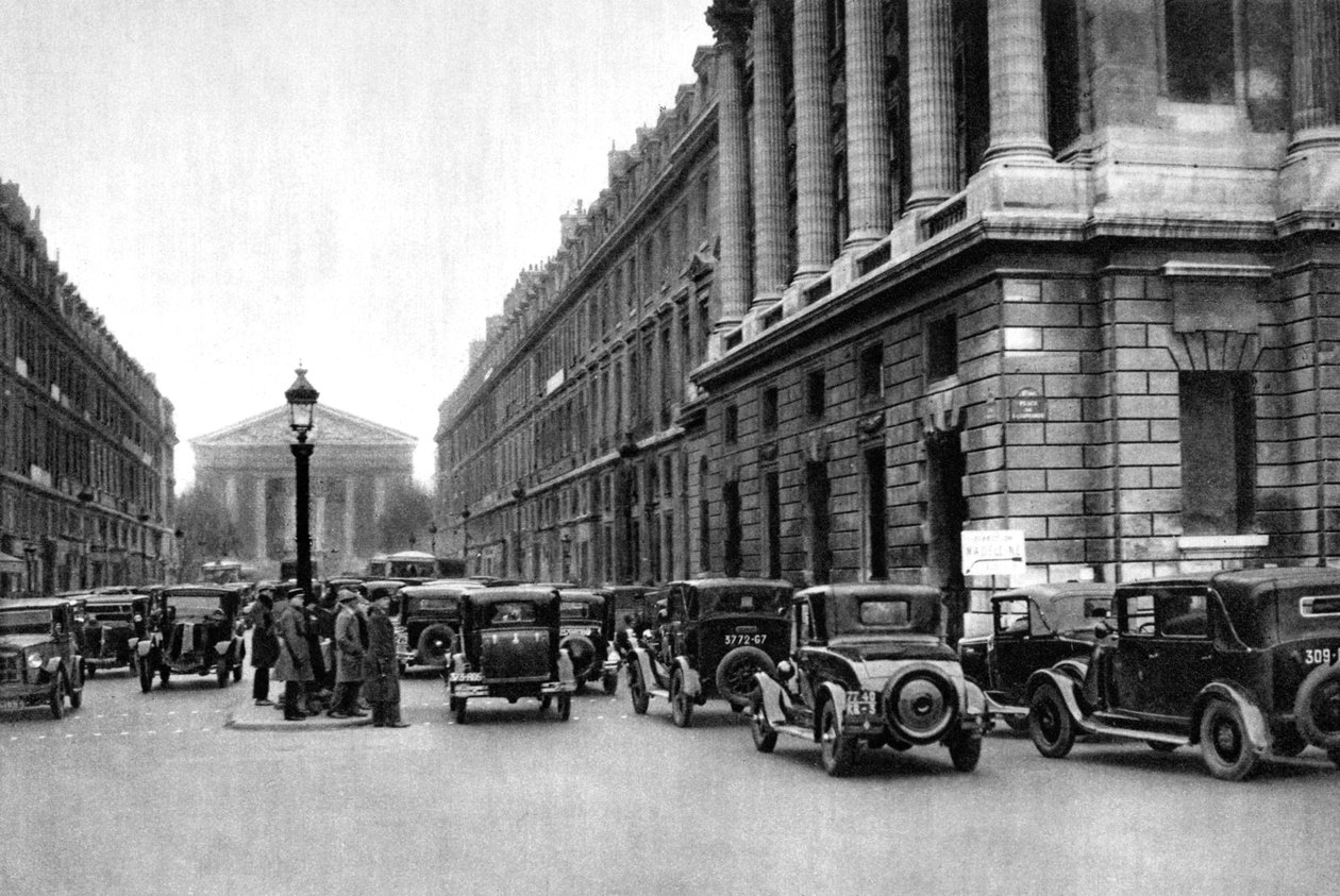 Inngang til Rue Royale med Madeleine på avstand, Paris, 1931 av Ernest Flammarion