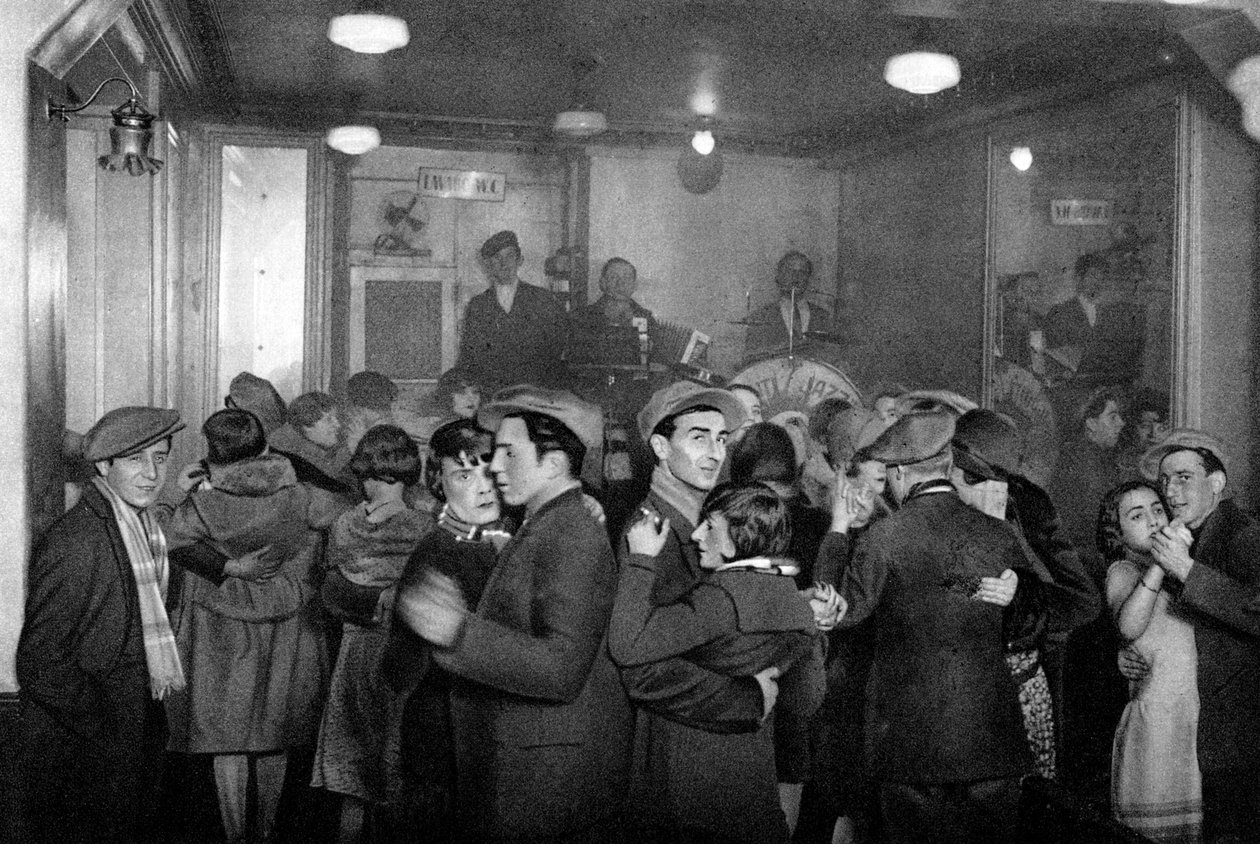 Interiør av en bal-musette, Paris, 1931. av Ernest Flammarion