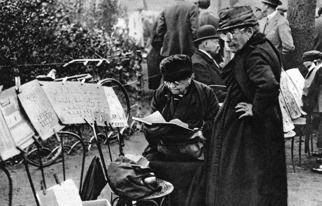 Frimerkeselgere i Champs Elysees, Paris, 1931. av Ernest Flammarion