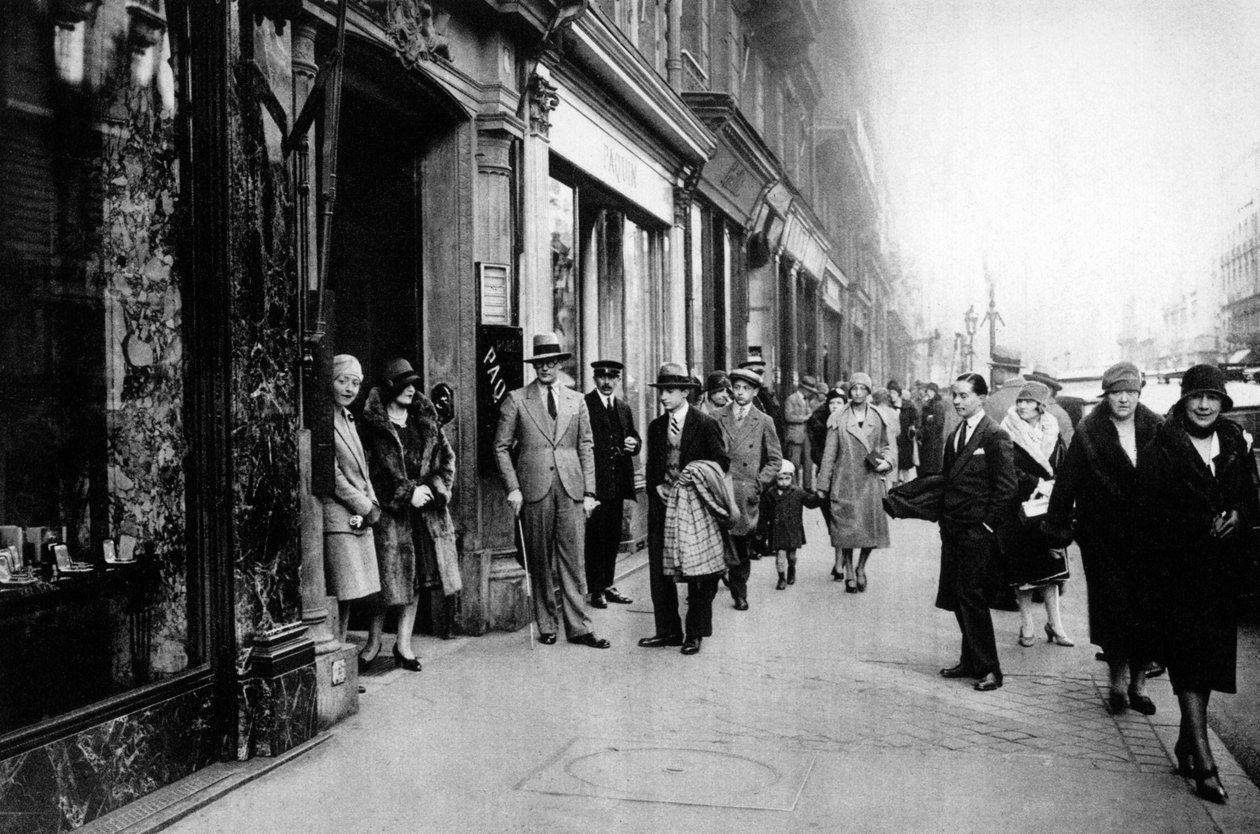 Venter på at syersker skal forlate jobben, Paris, 1931. av Ernest Flammarion