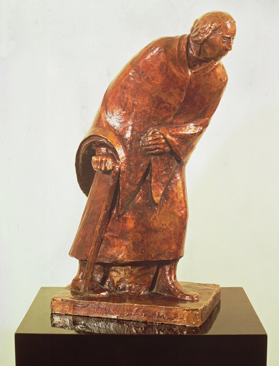 Gammel kvinne med en spaserstokk, 1913 (bronse) av Ernst Barlach
