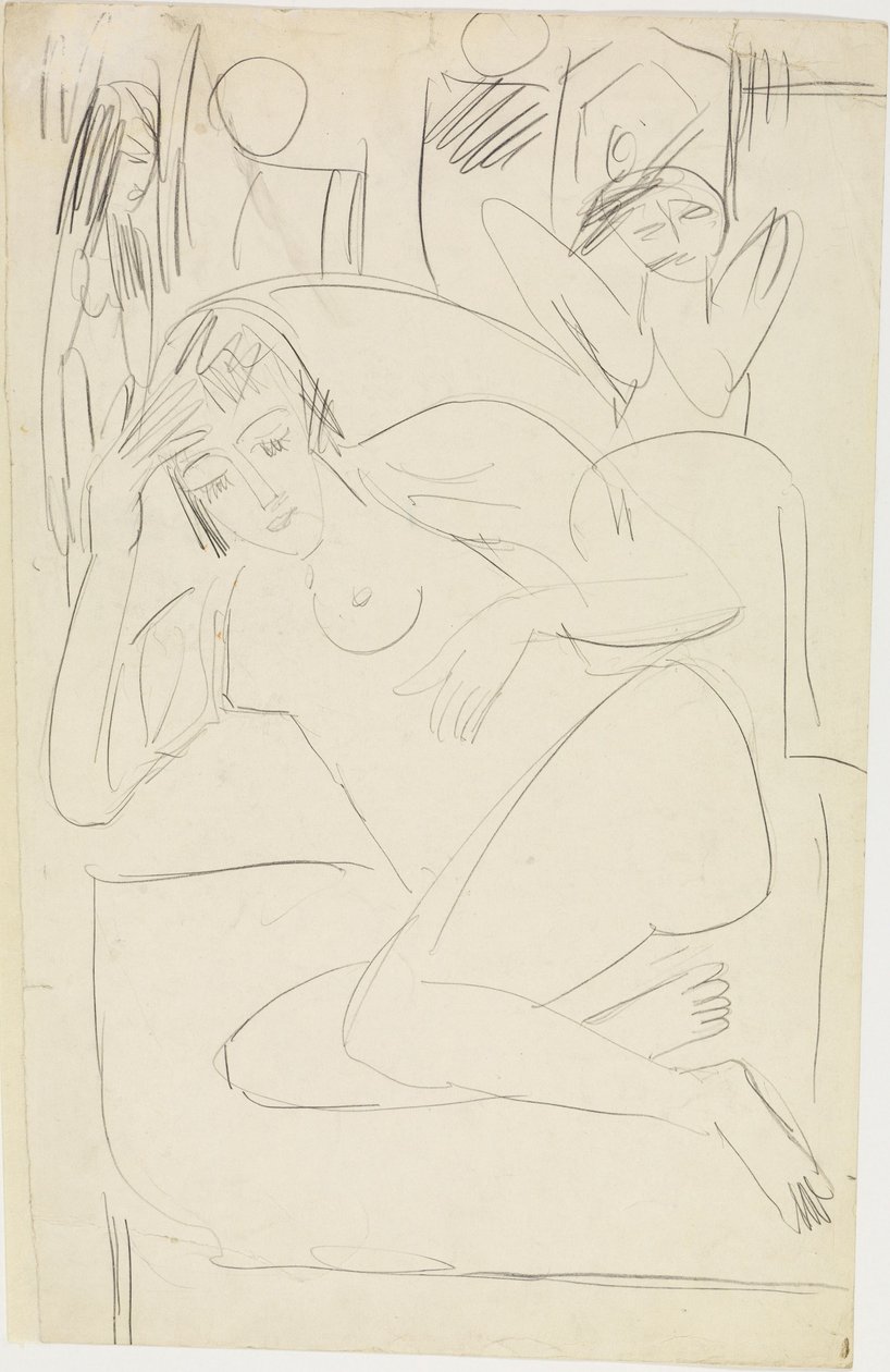 Kvinnelig akt som sitter sammenkrøket i en lenestol sammen med trefigurer av Ernst Ludwig Kirchner