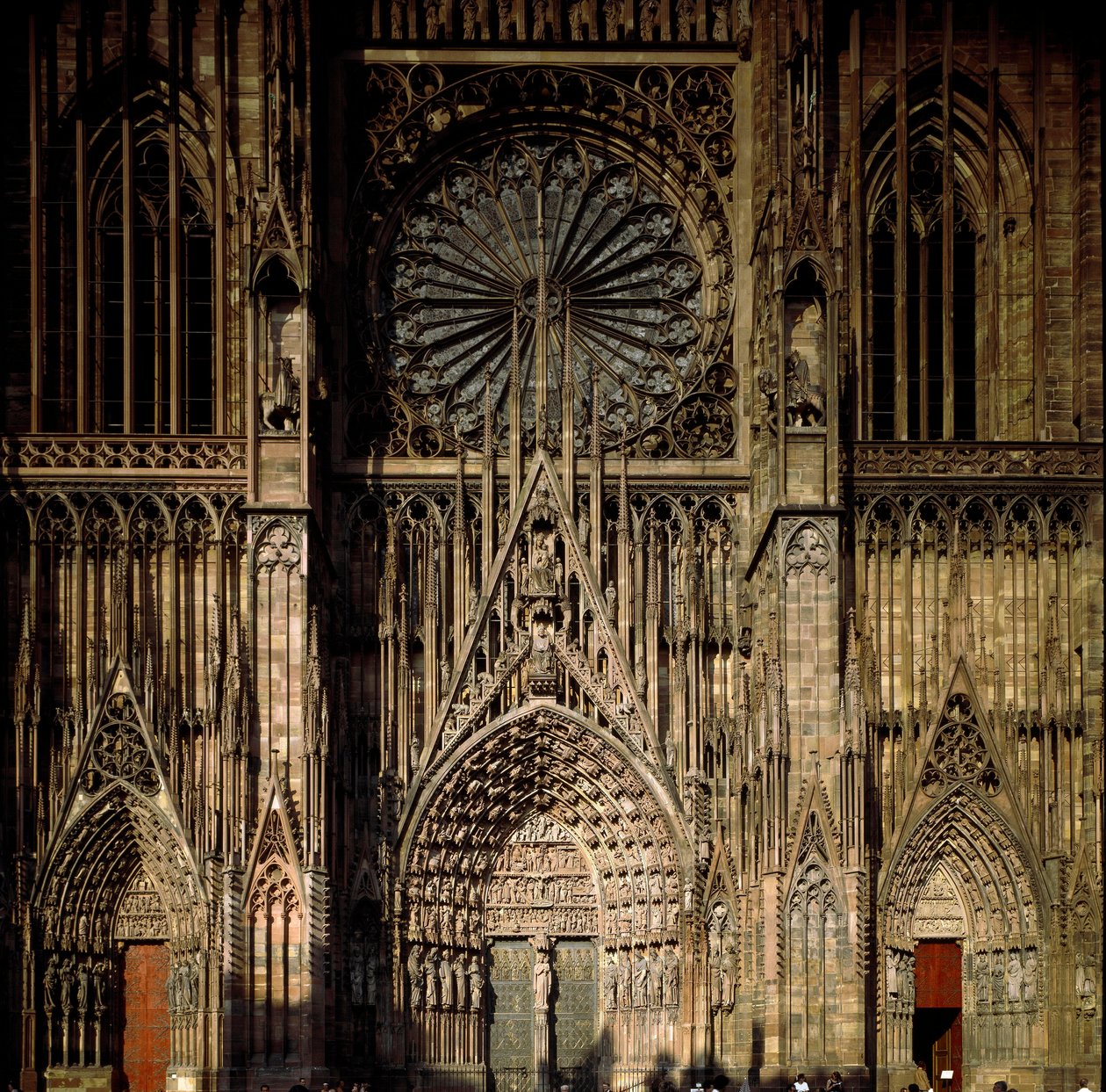 Gotisk kunst: utsikt fra en av portalene Cathedrale Notre Dame de Strasbourg, bygget på 1200-tallet av Erwin von Steinbach. (Nedre Rhinen) av Erwin von Steinbach