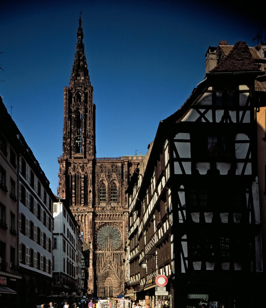 Gotisk kunst: utsikt fra en av portalene Cathedrale Notre Dame de Strasbourg, bygget på 1200-tallet av Erwin von Steinbach. (Nedre Rhinen) av Erwin von Steinbach