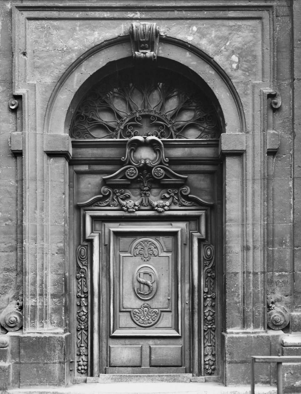 Utsikt over fasaden til kirken Saint-Paul-Saint-Louis, Paris, østportalen, 1627-41 av Etienne and Derand, F. Martellange