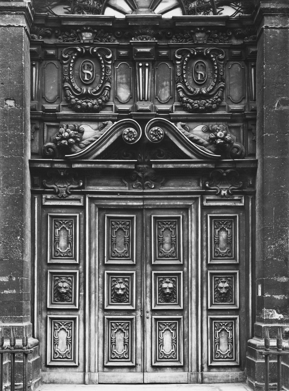 Utsikt over fasaden til kirken Saint-Paul-Saint-Louis, Paris, hovedportalen, 1627-41 av Etienne and Derand, F. Martellange