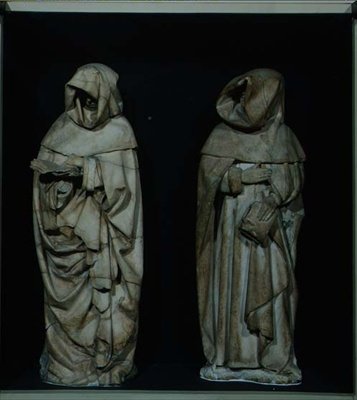 To sørgende, fra graven til Duc de Berry i Bourges katedral av Etienne and Mosselmann Paul (fl.1467) Bobillet