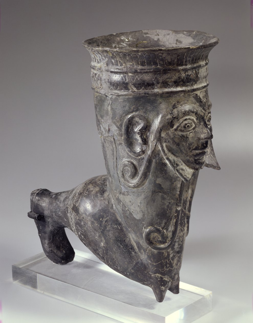 Bucchero-kar i form av et ben med skulpturert ansikt, etruskisk periode, 2. halvdel av 6. århundre f.Kr. (keramikk) av Etruscan