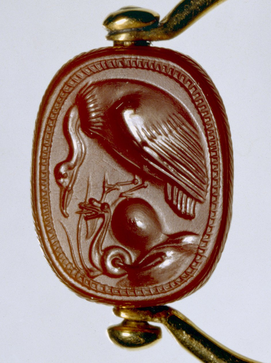 Etruskisk gullring med karneol skarabé som ramme som viser en gribb som truer en opprullet slange (gull og karneol) av Etruscan