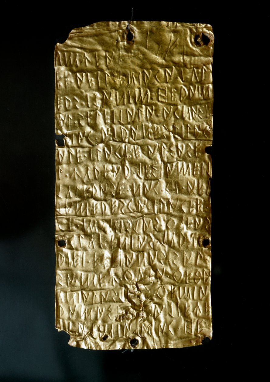 Antik etruskisk: tavler (lameller) av Pyrgi i gull gravert med inskripsjoner på etruskisk språk dedikert til den forente gudinnen. Slutt 6.-begynnelse 5. århundre f.Kr. Dim. 18,5 cm Roma, Museo Nazionale di Villa Giulia av Etruscan