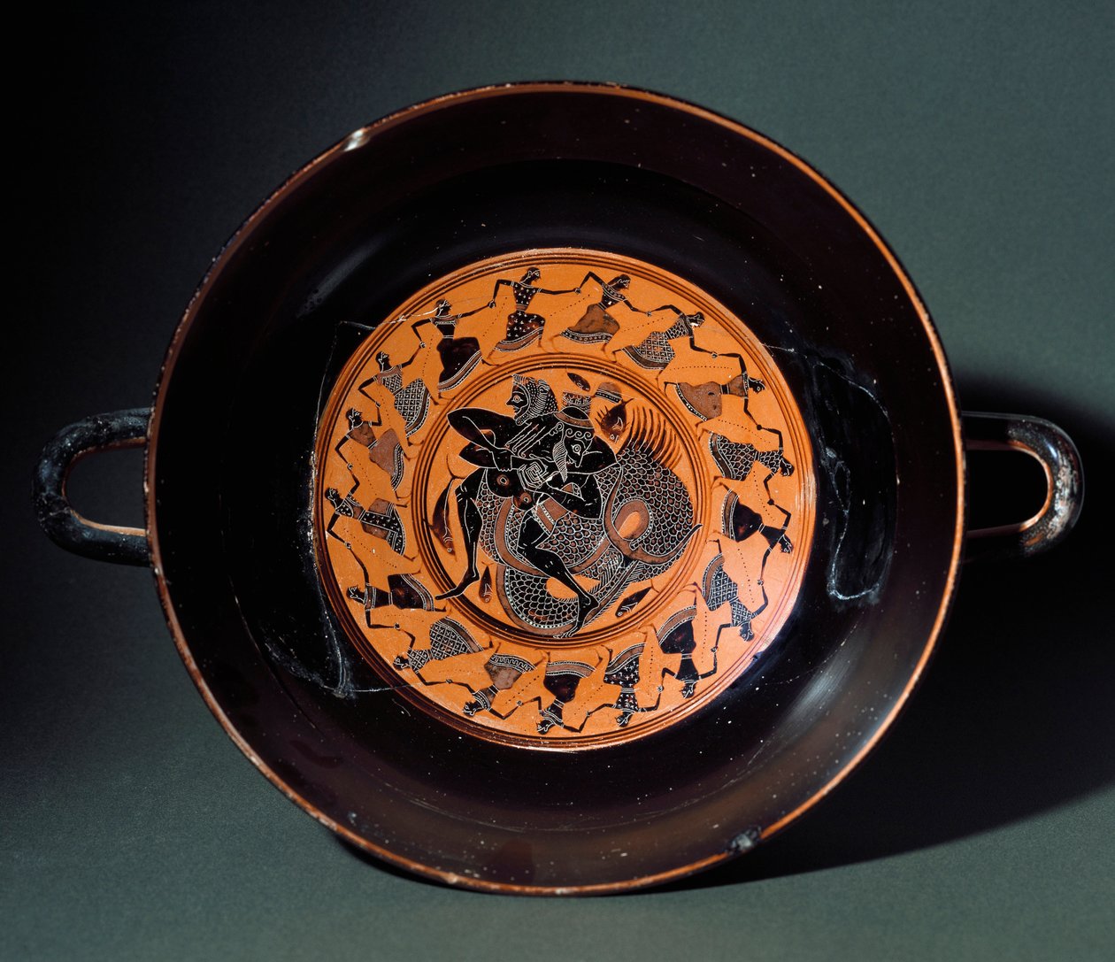Antik etruskisk: terrakottakopp som representerer kampen mellom Hercules og marinemonsteret Triton. Fra Tarquinia. 550 f.Kr. Tarquinia, Museo Archeologico av Etruscan