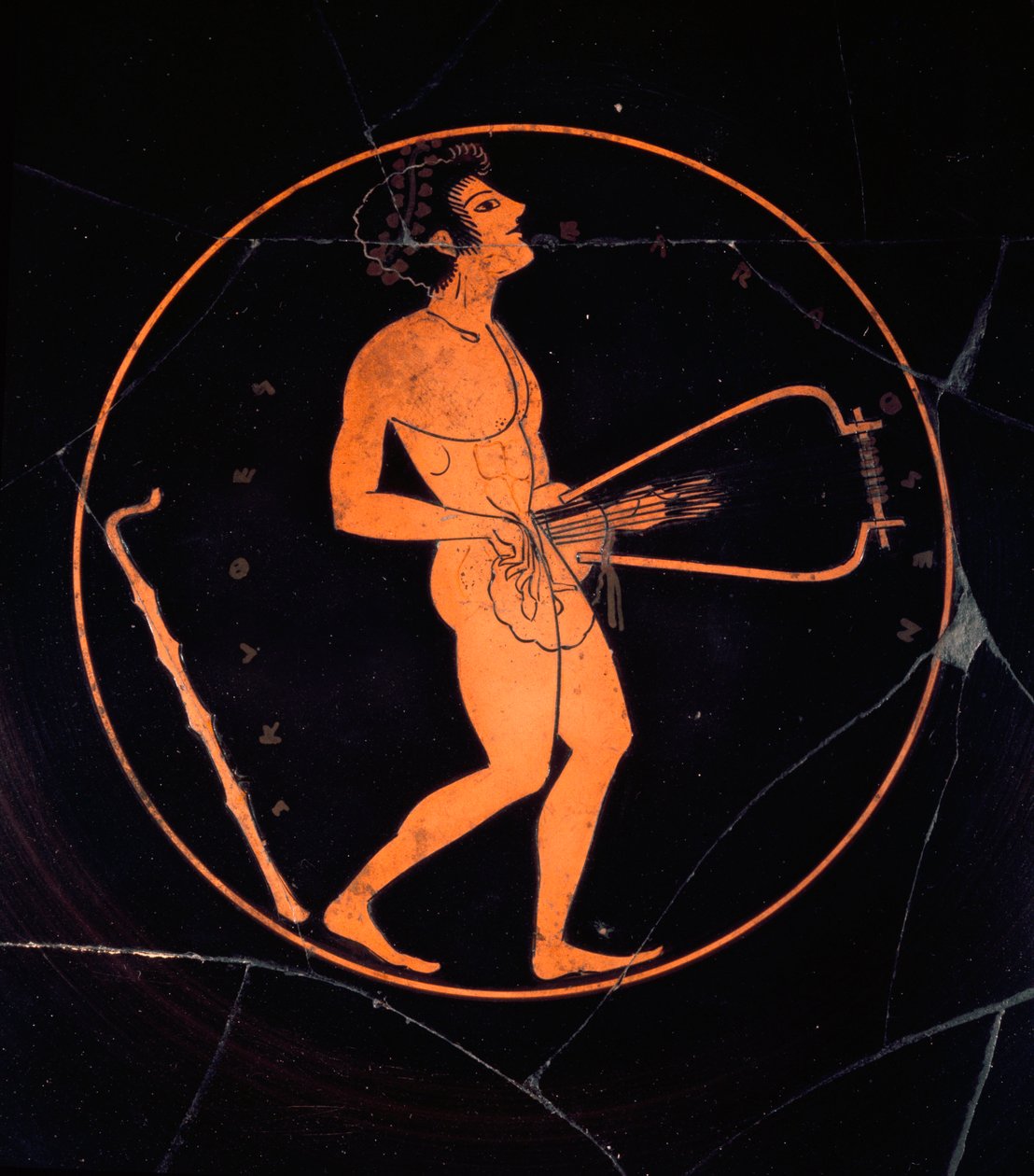 Etruskisk kunst: Kylix svart terrakotta dekorerer representasjonen av en lyrespiller. Fra graven til de greske vasene. Banditaccias nekropolis. Cerveteri. 6. eller 5. århundre f.Kr. Roma, Museo Nazionale di Villa Giulia av Etruscan