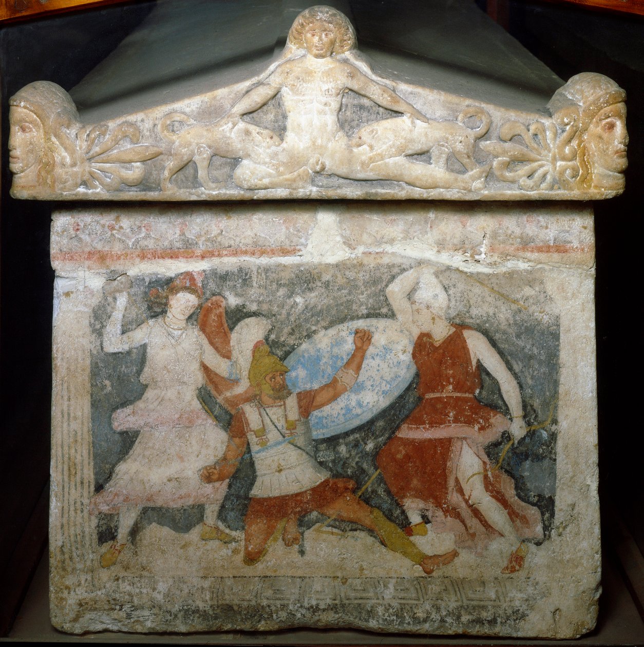 Etruskisk kunst: "" en gresk soldat blir angrepet av to amasoner"" Ovenfor spiser Acteon av hundene sine. Amazonas sarkofag. Slutten av det 4. århundre f.Kr. Fra Tarquinia. Firenze, Museo Archeologico av Etruscan