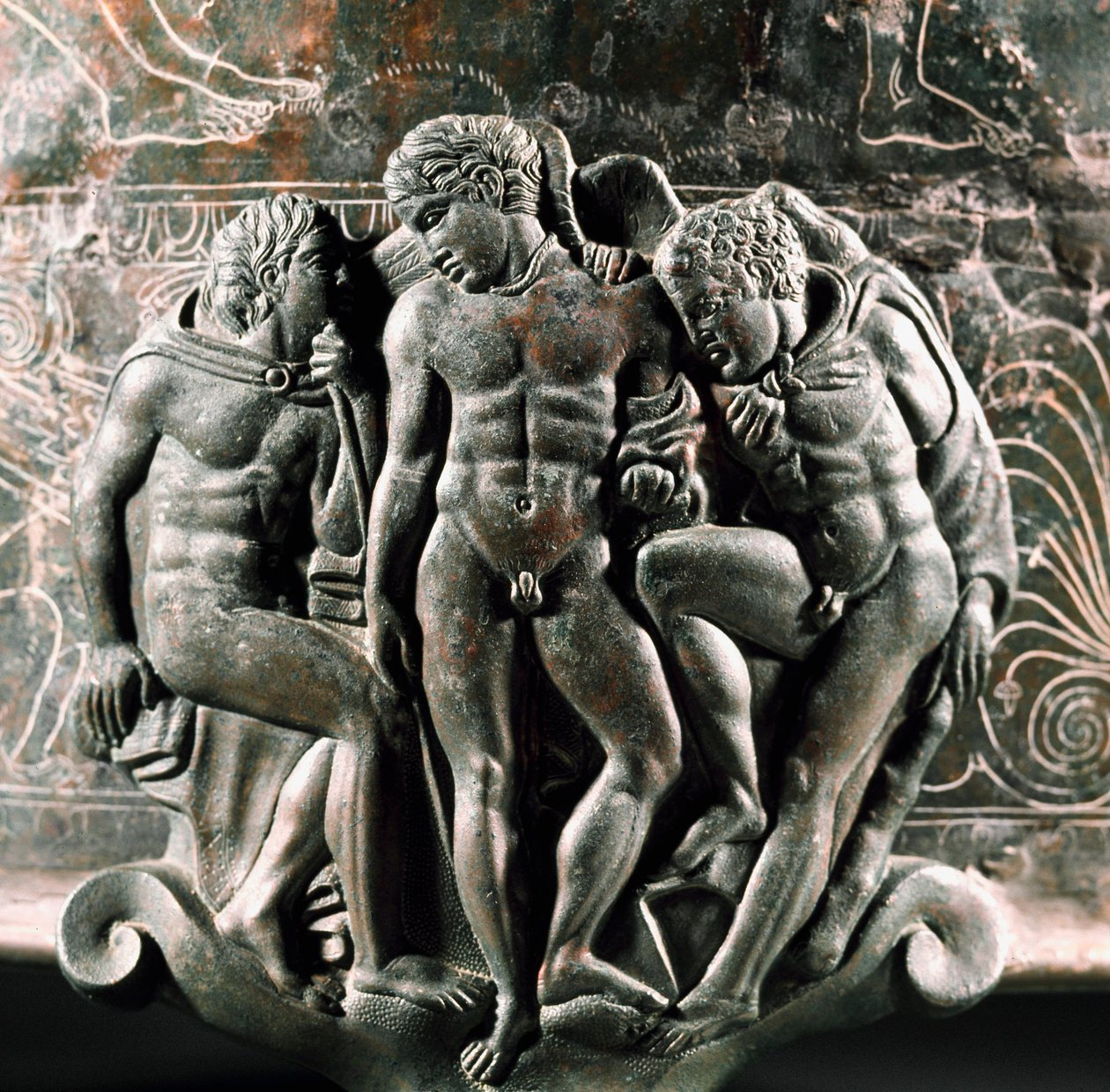 Etruskisk kunst: detalj av foten av bronse Ficoroni Cistus som representerer Hercules, Iolaos og Eros mellom dem. Fra Preneste (Palestrina). 340 f.Kr. Museo Nazionale di Villa Giulia, Roma av Etruscan