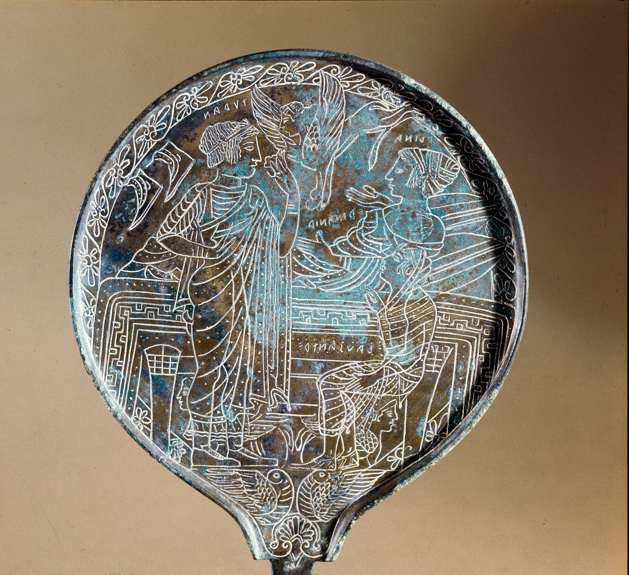 Etruskisk kunst: speilrygg i bronse: Afrodite overtalte Helene til å følge Paris til Troja. 5. århundre f.Kr. Roma, Museo Nazionale di Villa Giulia av Etruscan