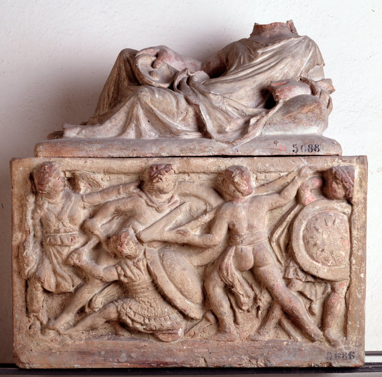 Etruskisk sivilisasjon: Terrakotta urne fra Chiusi Italia - 2. århundre f.Kr. Dim 33x56x27 cm (etruskisk kunst: terrakotta urne 2. århundre f.Kr.) Firenze, Museo Archeologico, inv 5686 av Etruscan