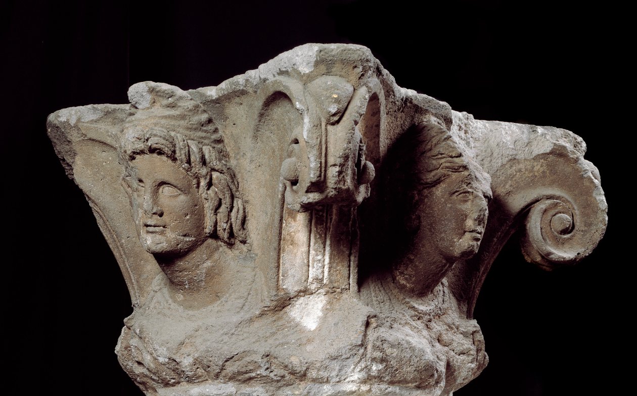 Etruskisk sivilisasjon: dekorerte søylehovedsteder fra graven Campanari a Vulci, Italia. Slutten av 4., begynnelsen av 3. århundre f.Kr. Firenze, Museo Archeologico av Etruscan