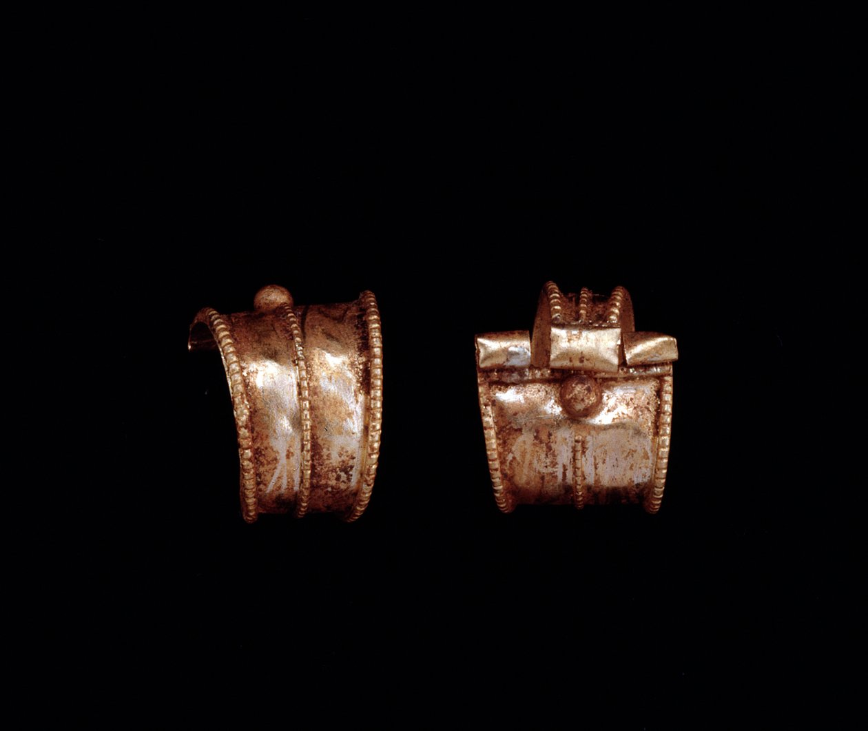 Etruskisk sivilisasjon: et par gulløreringer - 600-tallet f.Kr. Fra Pescia, nær Roma av Etruscan