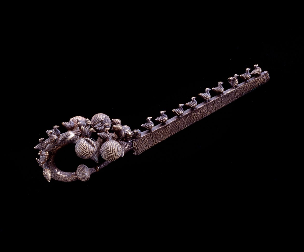 Etruskisk sivilisasjon: sølvdragefibule fra nekropolisen Banditella, Marsigliana d"Albegna, Italia, 675-650 f.Kr. av Etruscan