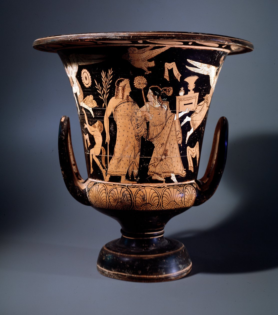 Etruskisk sivilisasjon: terrakottakraterdekor av maleren av Nazzano som representerer Apollo og en menade, 350 f.Kr. Dim 57 cm, Fra stedet til Civita Castellana av Etruscan