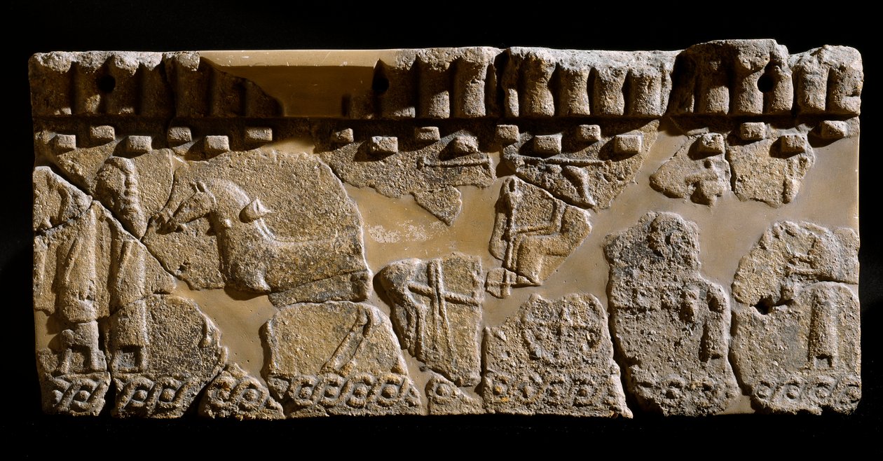 Etruskisk sivilisasjon: terrakottafrise dekorert av en kortege. 6. århundre f.Kr. Fra det andre palasset i Murlo. Dim. 24x39 cm Murlo, Antiquarium Comunale av Etruscan
