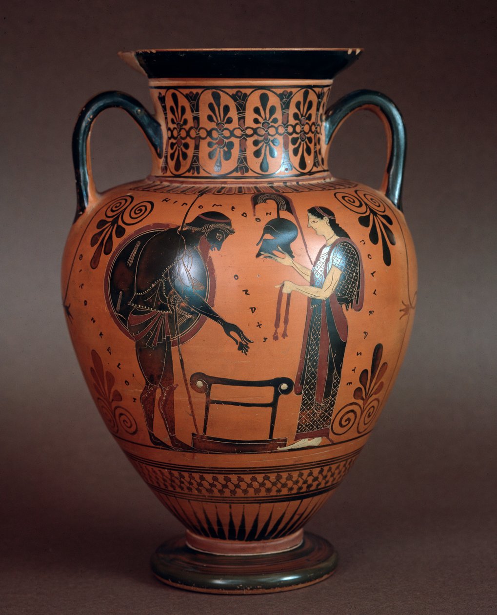 Etruskisk sivilisasjon: terrakottahydria som representerer Thetis som overgir våpen til sønnen Achilles, 550-500 f.Kr. Fra Cerveteri, Italia av Etruscan
