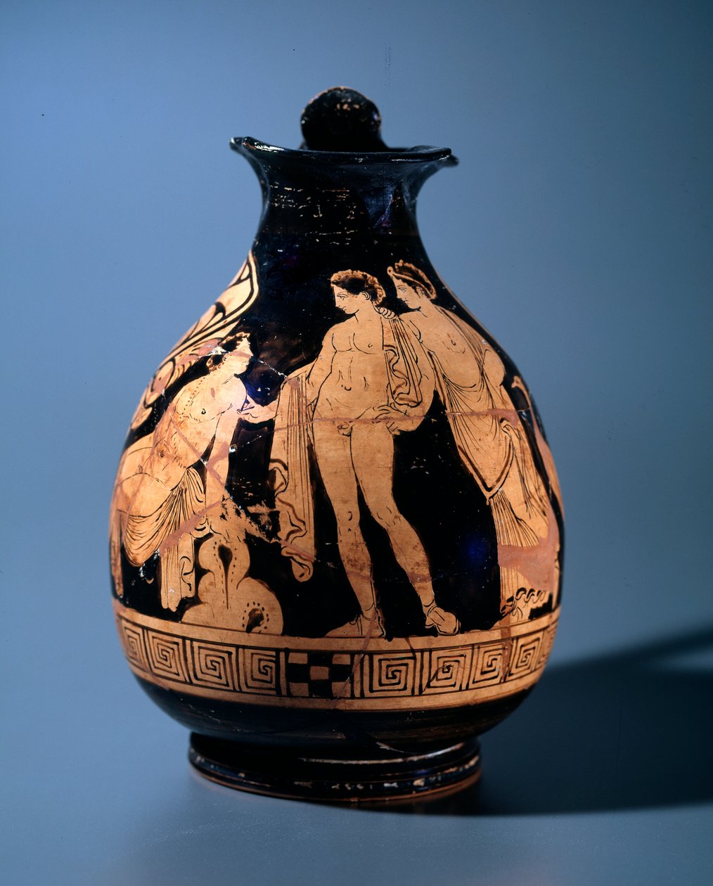Etruskisk sivilisasjon: terrakotta oenocho dekorert ved verkstedet til maleren av Alcesti som representerer en ung mann som sitter og snakker med to andre personer stående, 360–340 f.Kr. fra Tarquinia, Italia av Etruscan