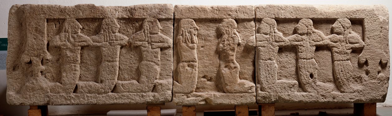 Begravelsesseng laget med tre tuffblokker, 600-tallet f.Kr av Etruscan