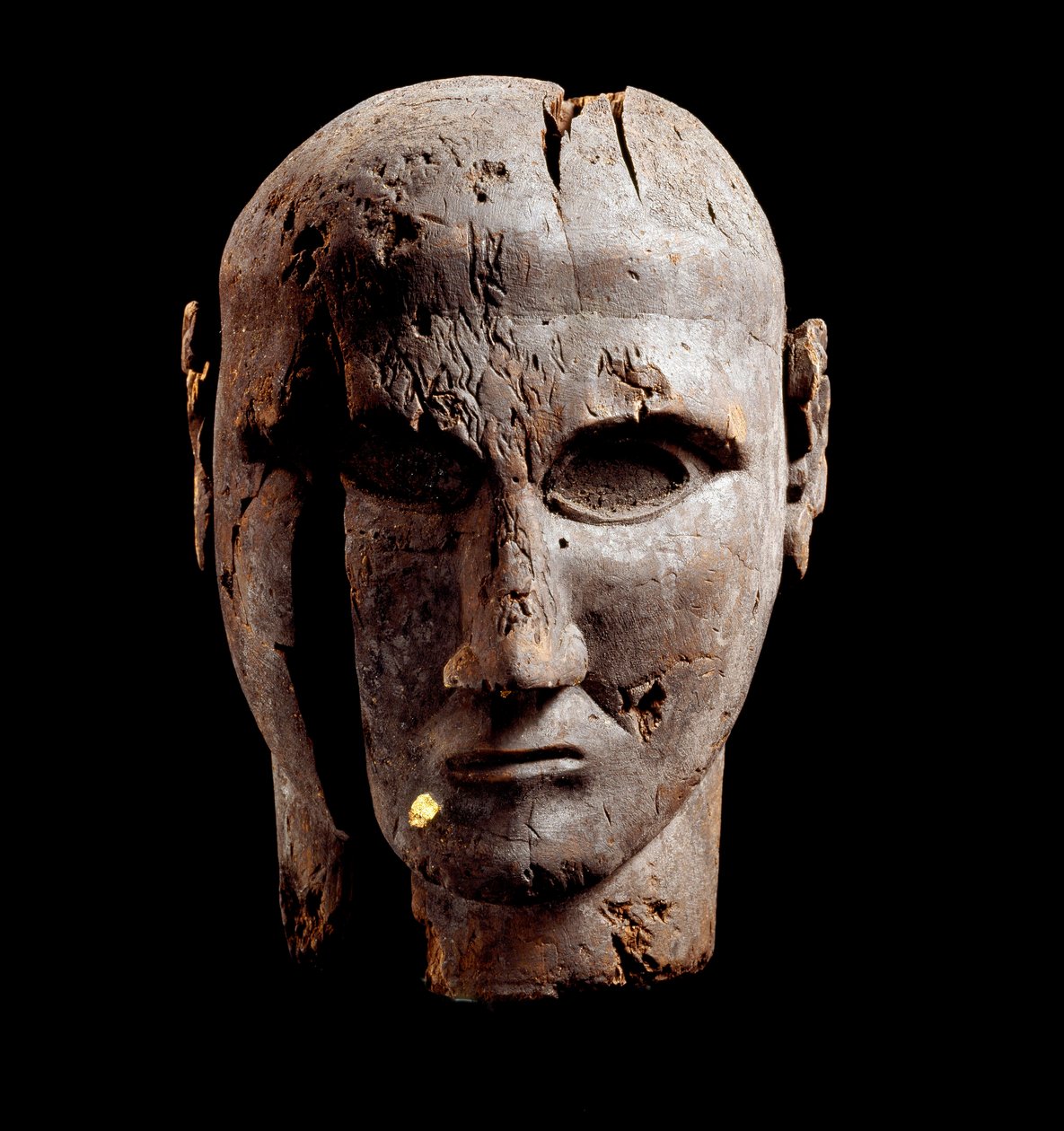Hode av en mann, treskulptur med spor av gull, 7. århundre f.Kr av Etruscan