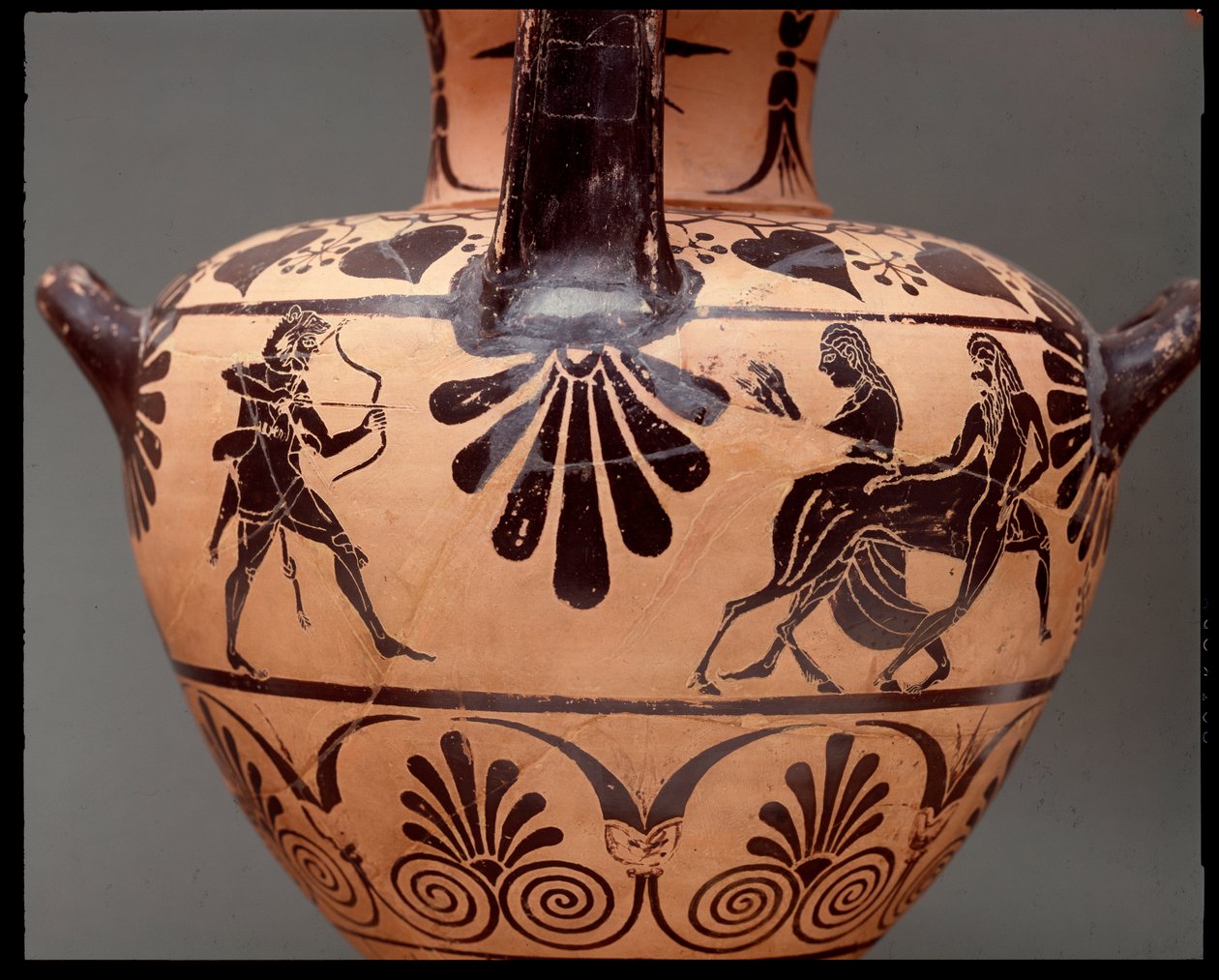 Hydria med representasjon av Hercules som skyter en pil på kentauren Nessus, Deianira er den andre fra høyre, terrakotta, 450-400 f.Kr. av Etruscan