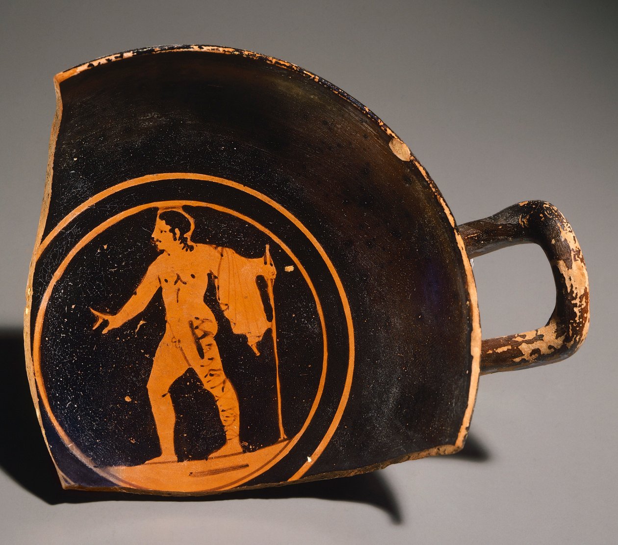 Kylix av Pteriu Paves, et fragment som viser en ung mann og inskripsjon. Keramikk med røde figurer, fra grav 3 ved Grotti (Toscana). Etruskisk sivilisasjon, 4. århundre f.Kr. av Etruscan