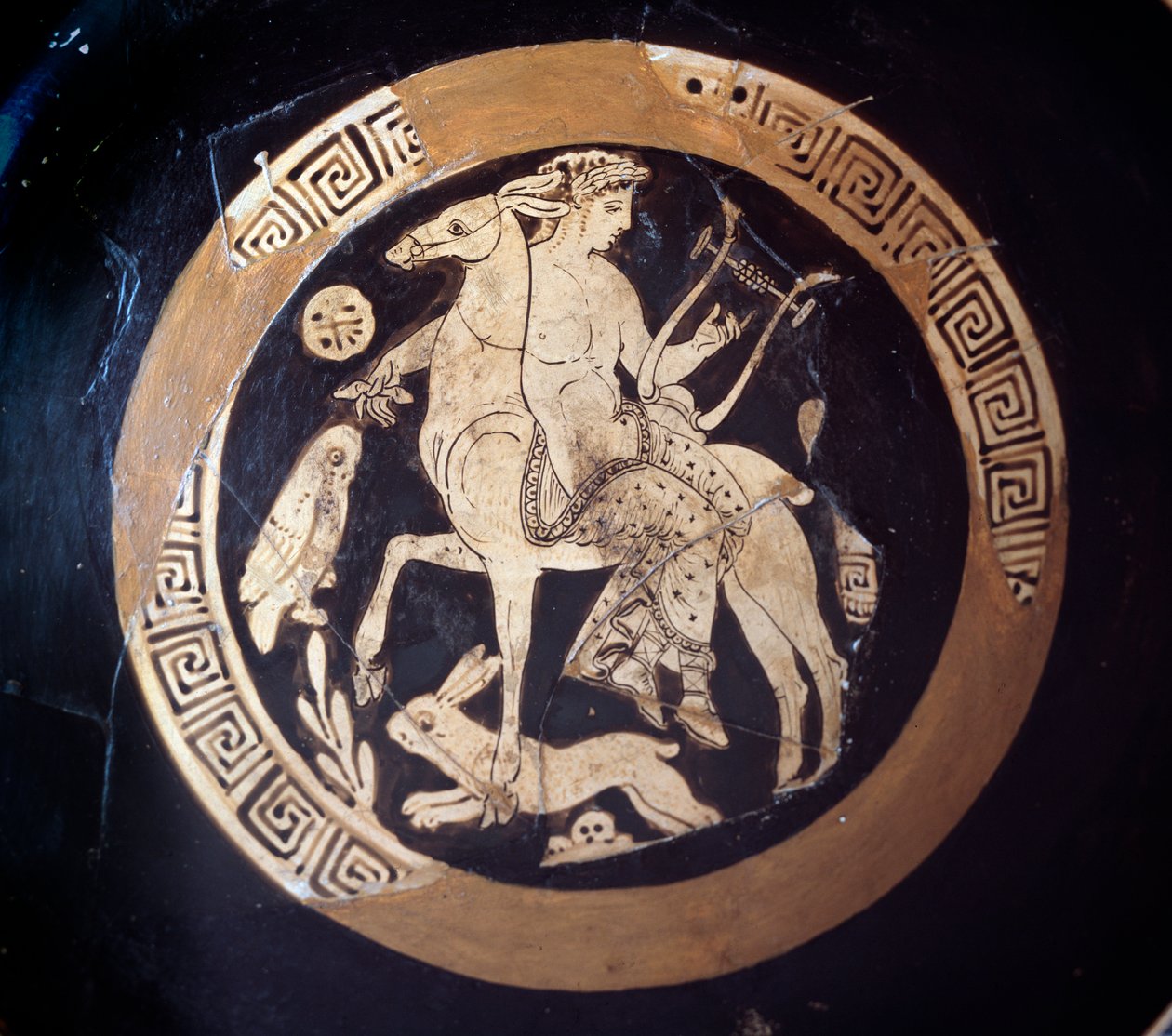 Kylix med representasjon av Apollon på en mulet, terrakotta, 4. århundre f.Kr av Etruscan