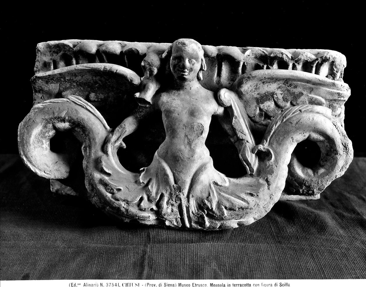 Avsats med figuren Scilla (terrakotta) av Etruscan