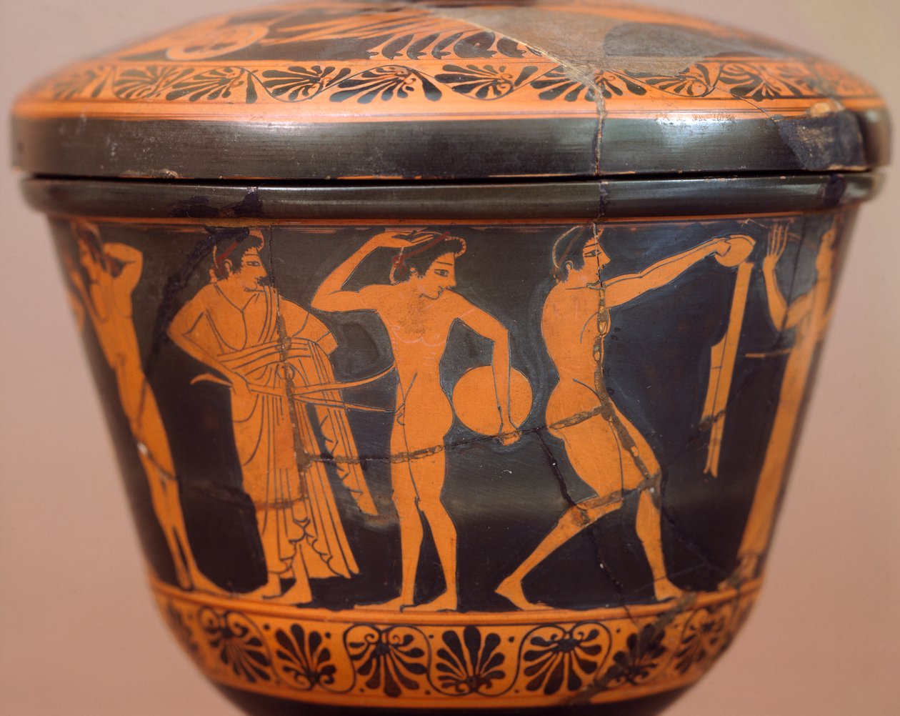 Pyxis med idrettsutøvere som utfører diskos og andre disipliner. Keramikk med rød figur, fra Cerveteri (Lazio). Etruskisk sivilisasjon, 4. århundre f.Kr. av Etruscan
