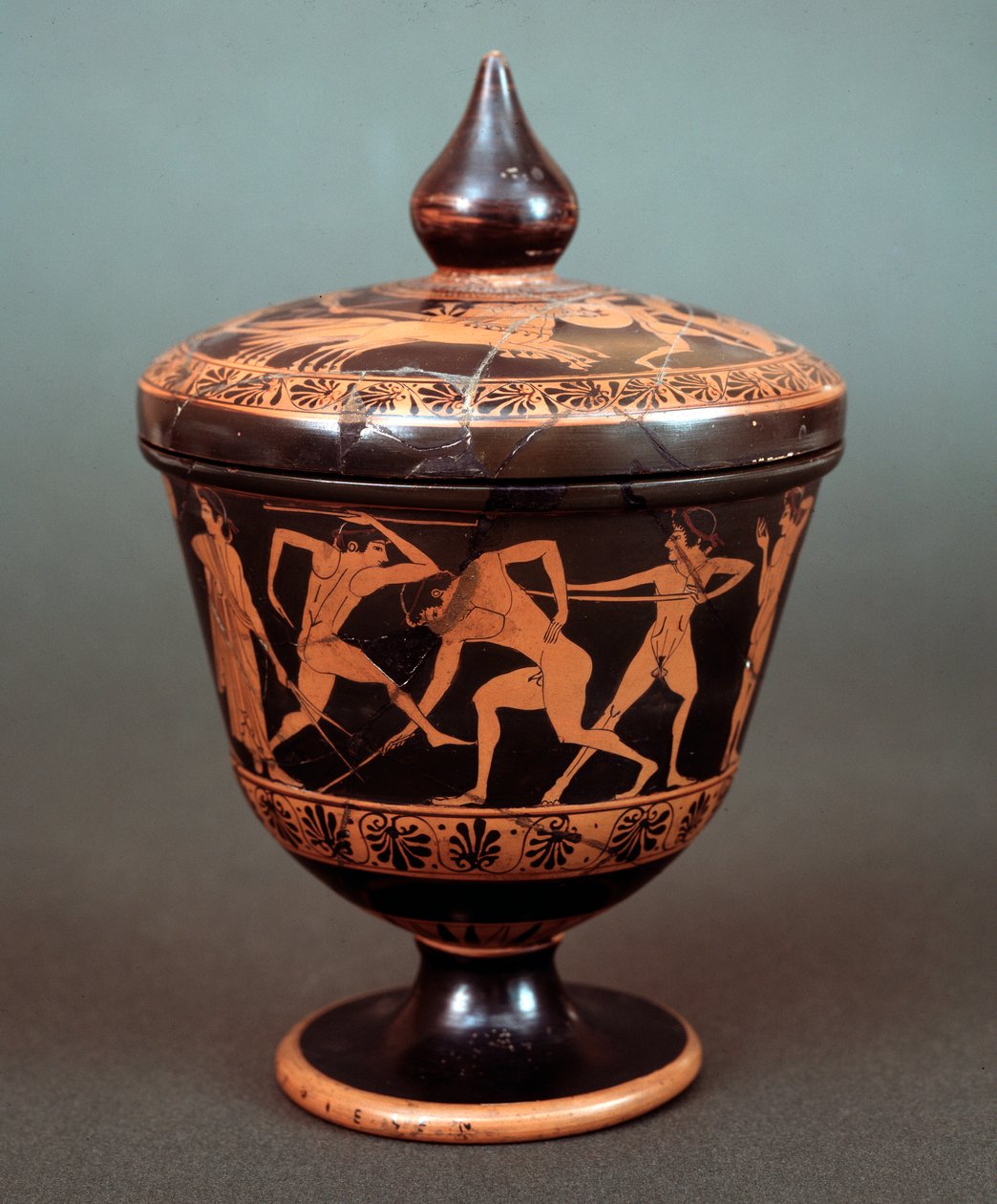 Pyxis med representasjon av scene av palaestra, terrakotta, 520-500 f.Kr. av Etruscan