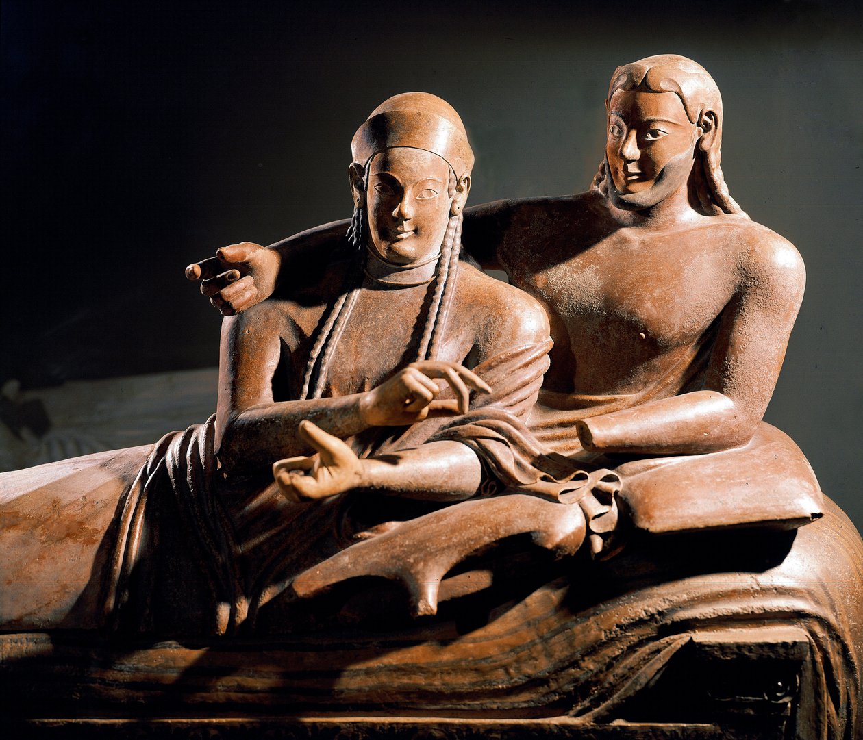 Etruskisk kunst: Sarcophagus des spouses, terracotta sulpte-gruppe av et par på begravelsessengen - Detalj, fra Cerveteri, Italia. 525-500 f.Kr. Paris, musee du Louvre - Etruskisk sivilisasjon: Sarkofagen til ektefellene - Terrakottaskulptur (detalj) fra C av Etruscan Etruscan